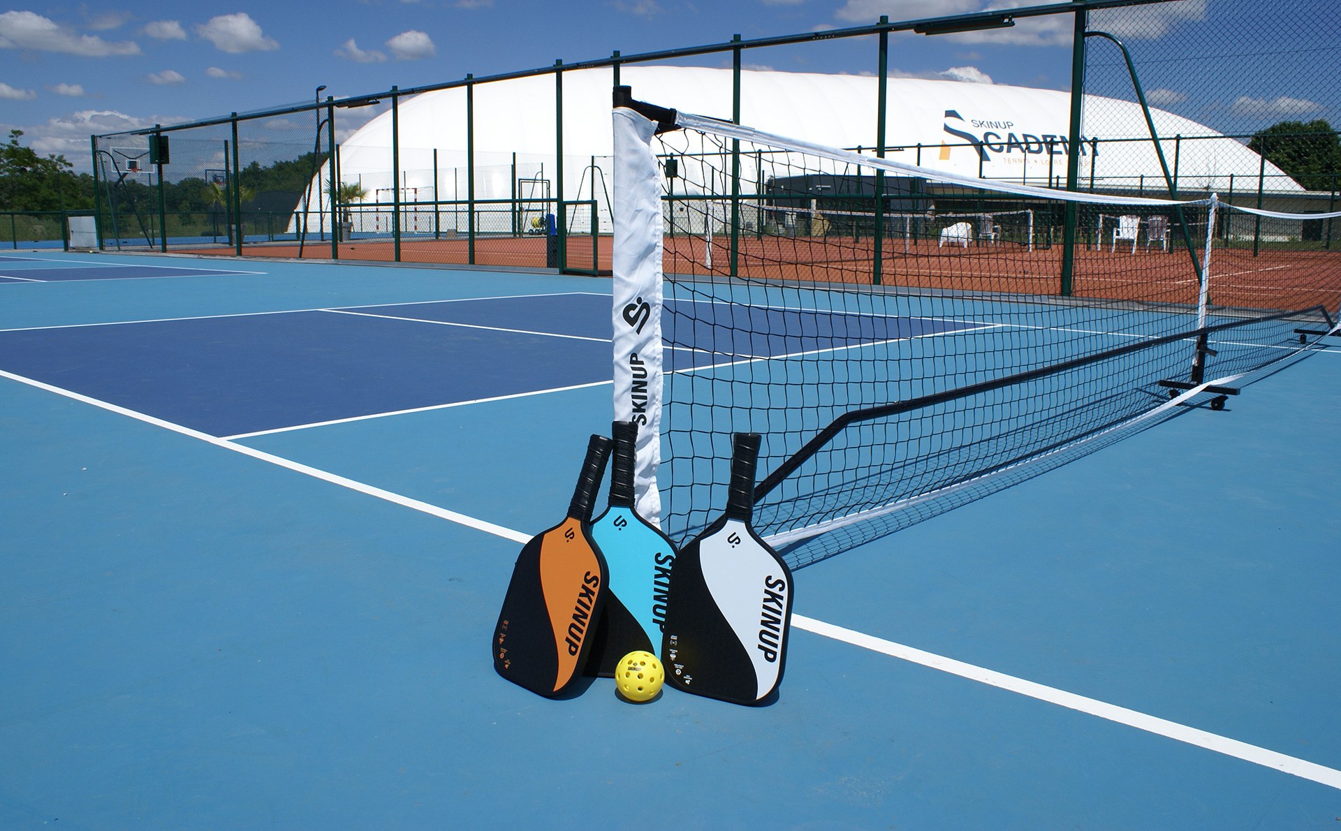 Pickleball devant le dôme