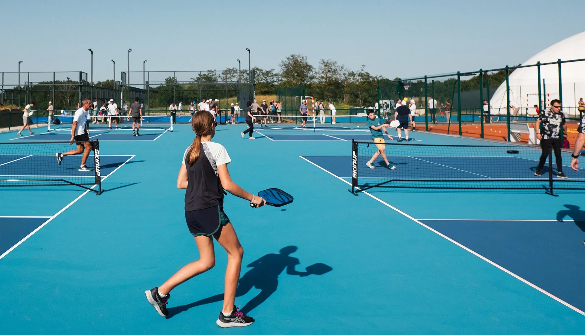 Joueuse de pickleball à SKINUP Academy